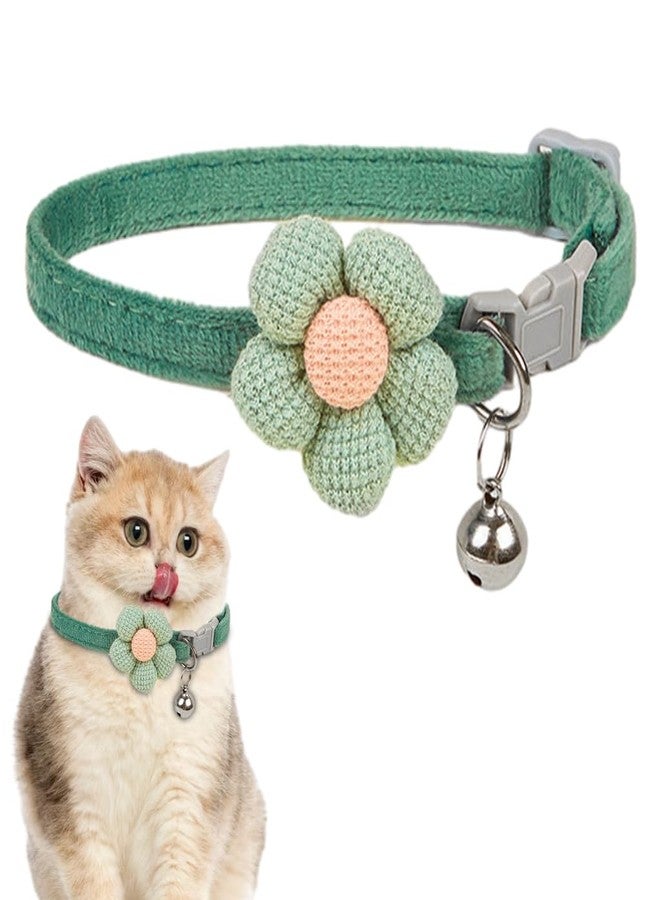 Qpets طوق قطط كيو بيتس®، طوق لطيف على شكل زهرة مع جرس، هدية قطة ناعمة قابلة للتعديل وسريعة الفتح، لون أخضر - Image 1